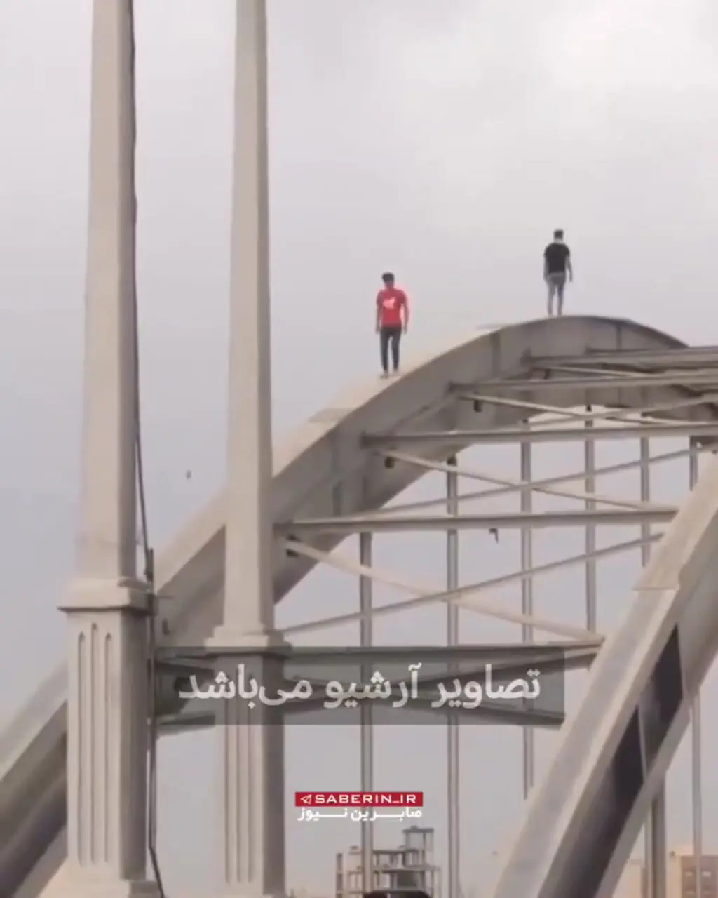 لحظه تلخ سقوط یک جوان اهوازی از پل سفید اهواز داخل رودخانه + ویدئو
