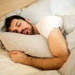 چرا وقتی سرمان را روی بالش می‌گذاریم، صدای قلبمان را می‌شنویم؟