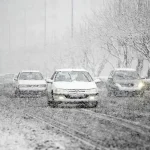 بارش برف و باران در جاده‌های ۳ استان کشور/ ترافیک نیمه سنگین در آزادراه کرج ـ تهران