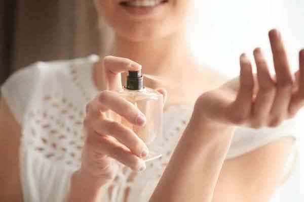 تعبیر خواب عطر زدن به خود + برای زن متاهل و باردار و دختر مجرد