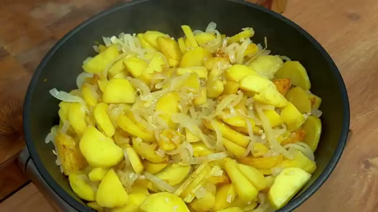 نحوه تهیه یک شام ساده با «مرغ و سیبزمینی» به سبک آلمانی ها + ویدئو