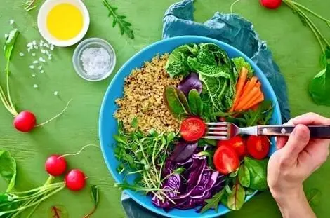 کدام مواد غذایی به آبرسانی بدن کمک میکند؟
