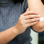 چرا پوست آرنج‌ مستعد تیرگی است؟/ ۴ روش خانگی برای رفع تیرگی آرنج