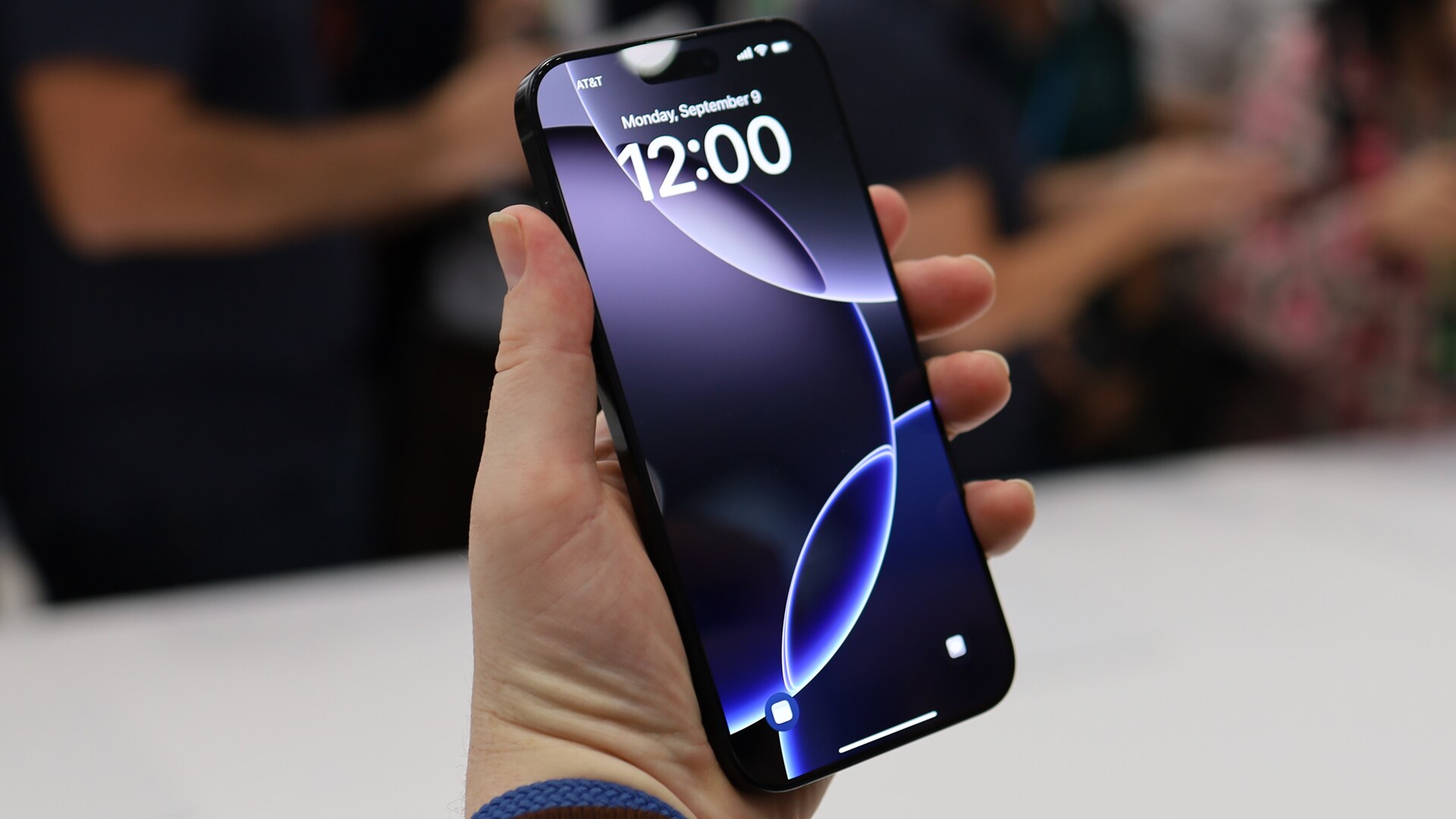 کاربران iPhone ۱۶e مشکلاتی با صدای بلوتوثی این گوشی دارند