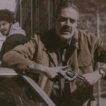 نقد فیلم Neighborhood Watch | تروما چگونه یک قربانی را به کاراگاه تبدیل می‌کند؟