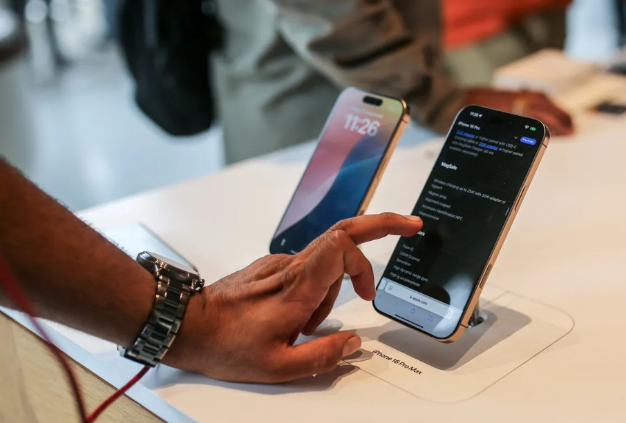 iOS 26 با طراحی Liquid Glass، زمینهساز تغییرات در آیفون ۲۰۲۷ خواهد بود!