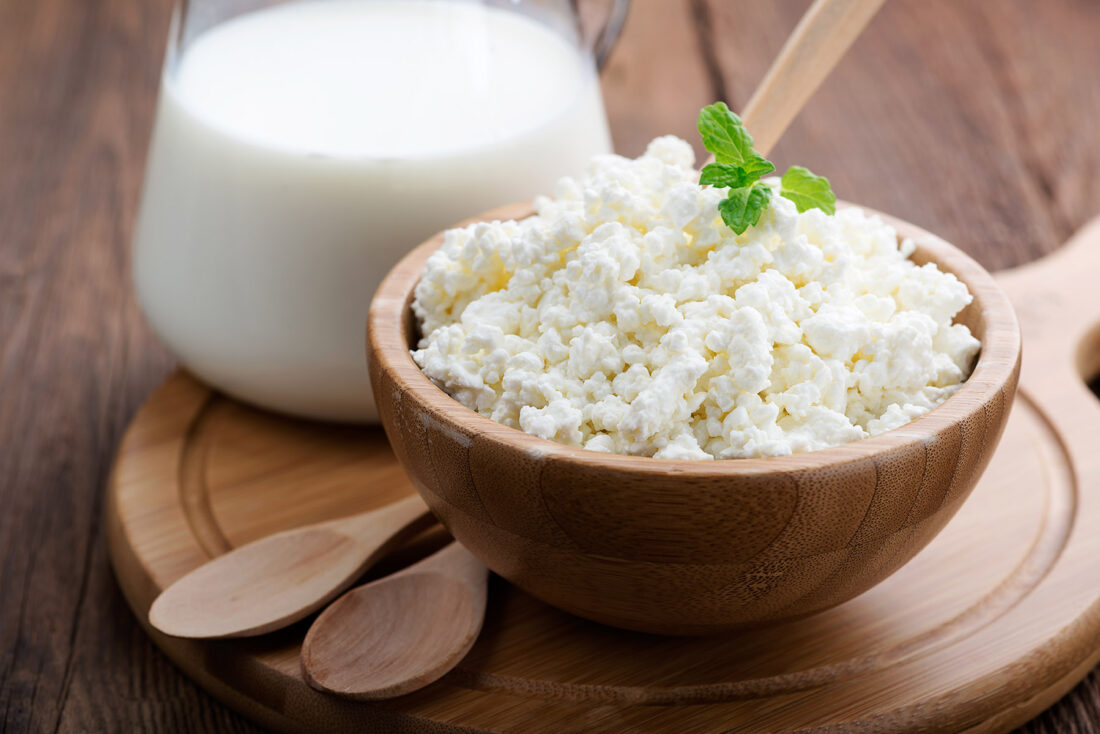 طرز تهیه پنیر خانگی از شیر ترش‌ شده (سریع و خوشمزه🧀)