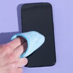 تمیز کردن ایمن گوشی ؛ راهنمای کامل جلوگیری از آسیب به صفحه و قطعات