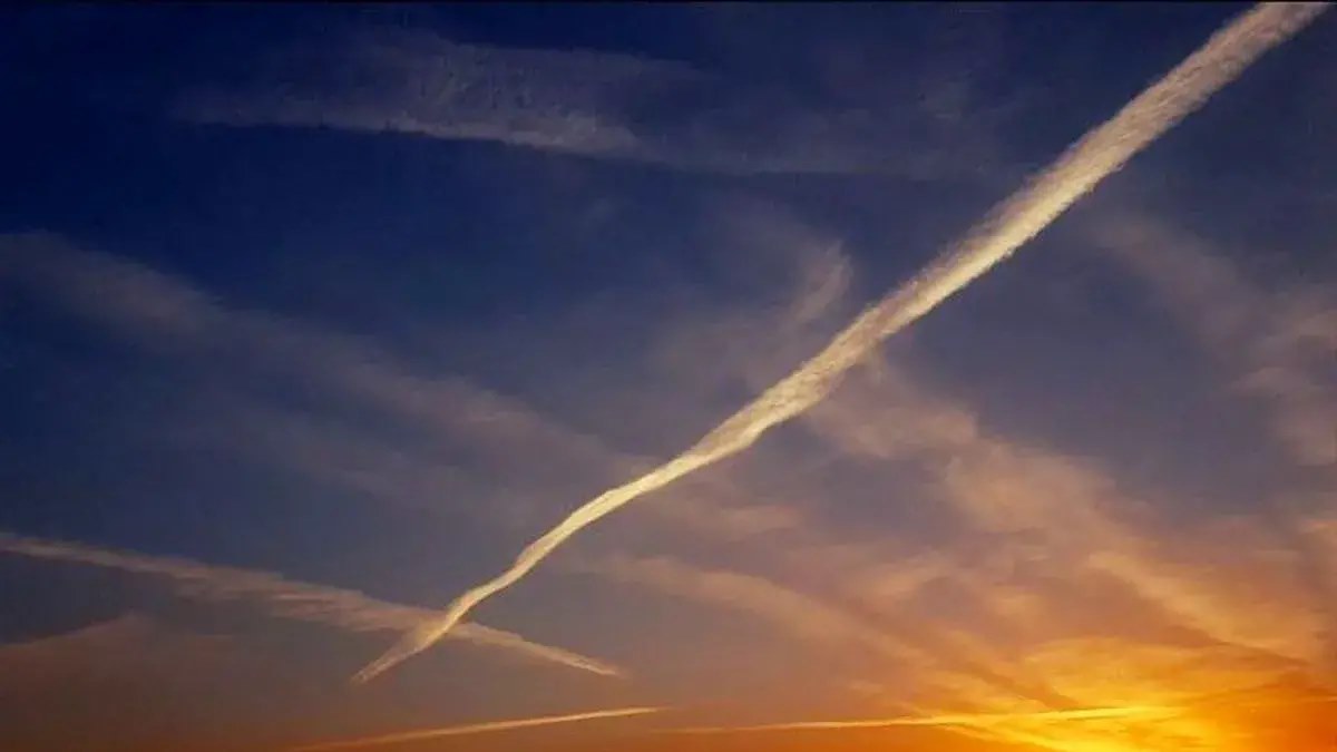 راز ابرهای خطی امروز آسمان ایران چیست؟ پدیده‌ای زیبا و علمی