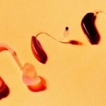 کارمند ناشنوا از تسلا به دلیل اخراج پس از خرابی سمعک‌ها شکایت کرد