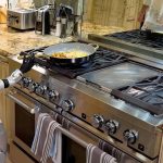 ویدیو: ربات انسان‌نمای سرآشپز هنگام پخت‌وپز ماهیتابه را از دستش انداخت