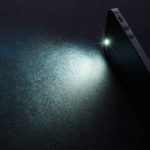 چراغ قوه گوشی چگونه کار می‌کند و چه تاثیری بر شارژ باتری دارد؟