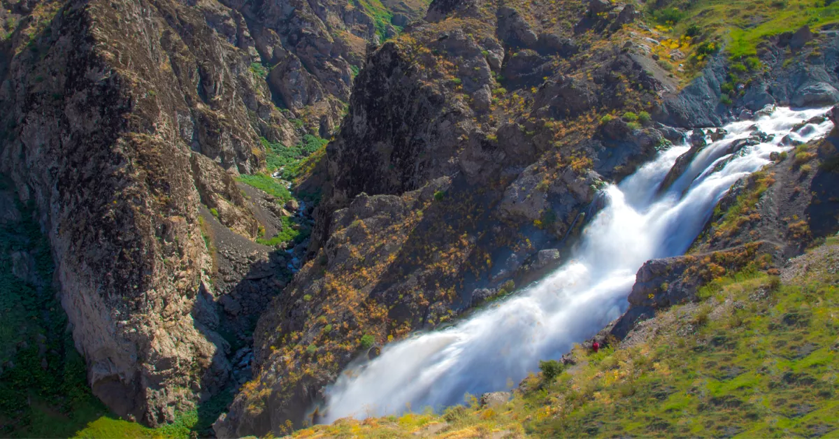 آبشار سوله دوکل کجاست؟ طبیعتی خروشان در دل کوهستان